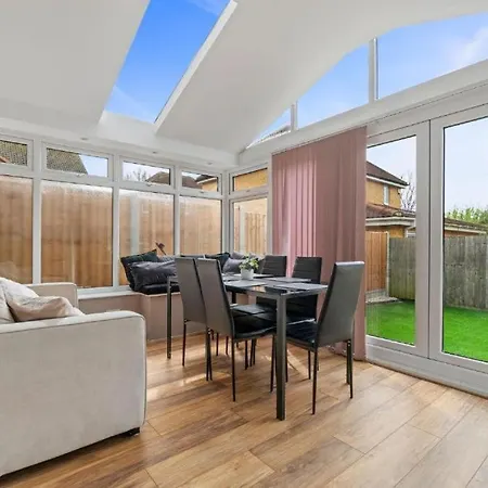 Cosy 3 Bedroom Spacious House Romford Exterior photo