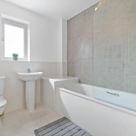 Cosy 3 Bedroom Spacious House Romford Exterior photo