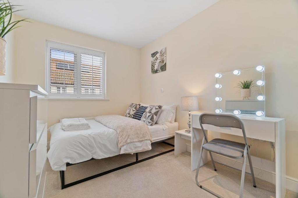Cosy 3 Bedroom Spacious House * Romford