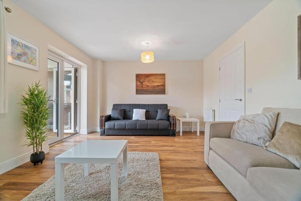Cosy 3 Bedroom Spacious House Holiday home Romford